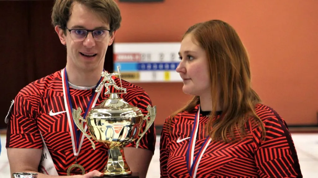 Vítězové MČR v curlingu smíšených dvojic Tomáš Paul a Zuzana Paulová