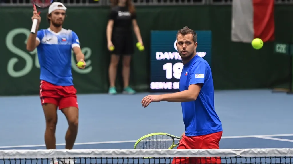 Adam Pavlásek (vpravo) a Tomáš Macháč v Davis Cupu