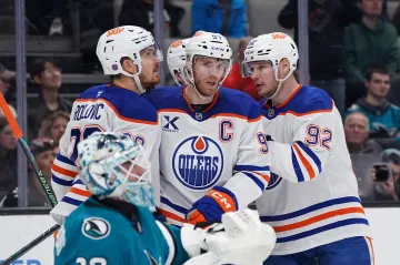 Kapitán Edmontonu Connor McDavid slaví se spoluhráči z Oilers