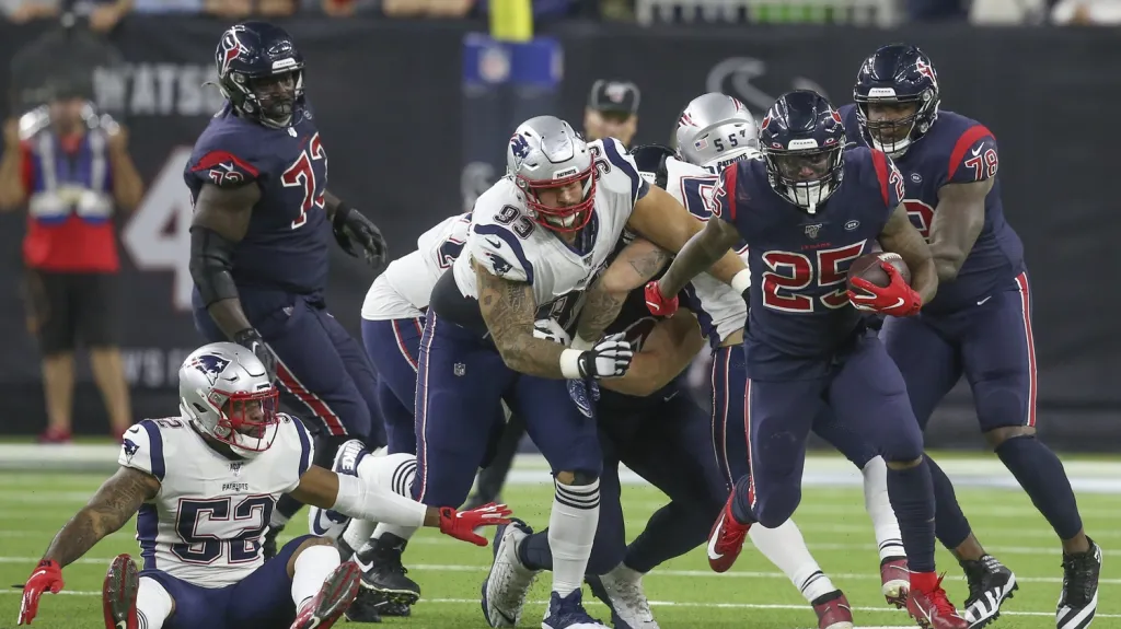 Duke Johnson z Houstonu uniká obraně Patriots