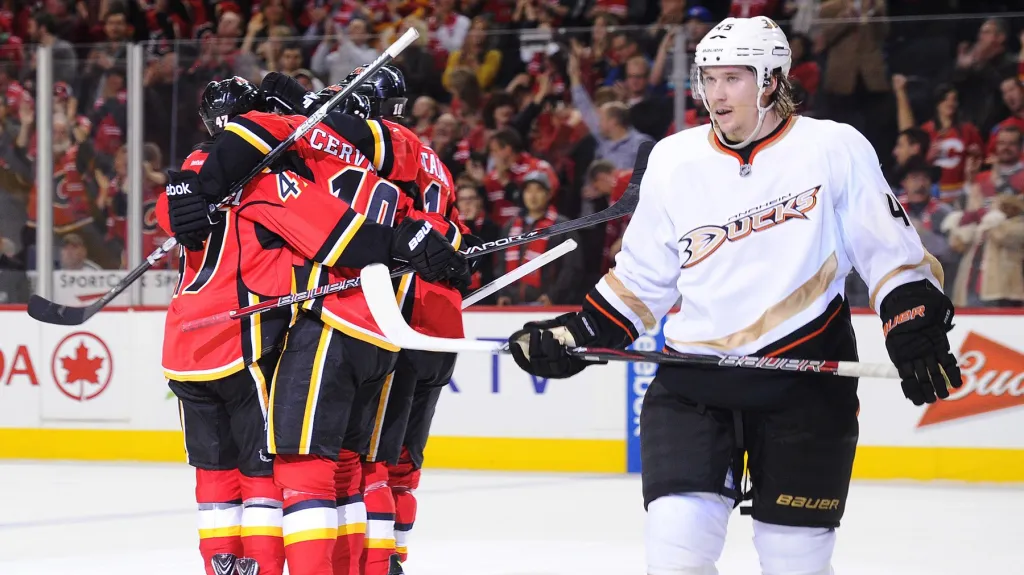 Hokejisté Calgary se radují z výhry nad Anaheimem