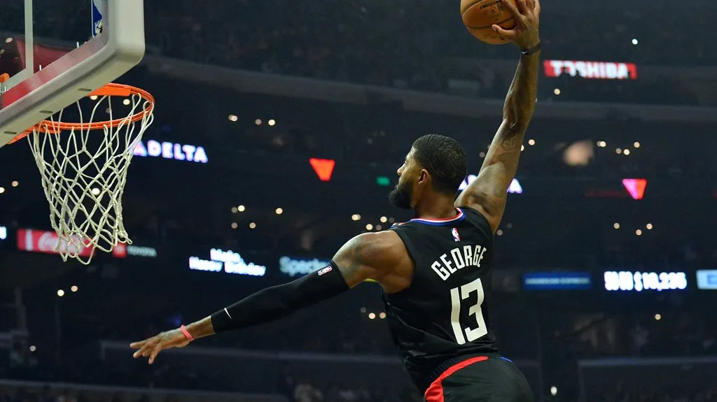 Paul George z LA Clippers smečuje do koše v utkání NBA s Denverem