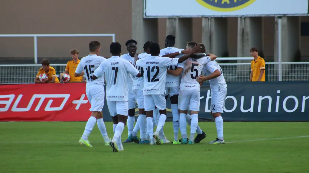 Fotbalisté Vyškova oslavují gól