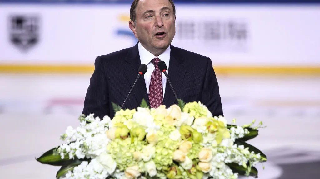 Komisionář NHL Gary Bettman při prezentaci zápasů NHL v Pekingu