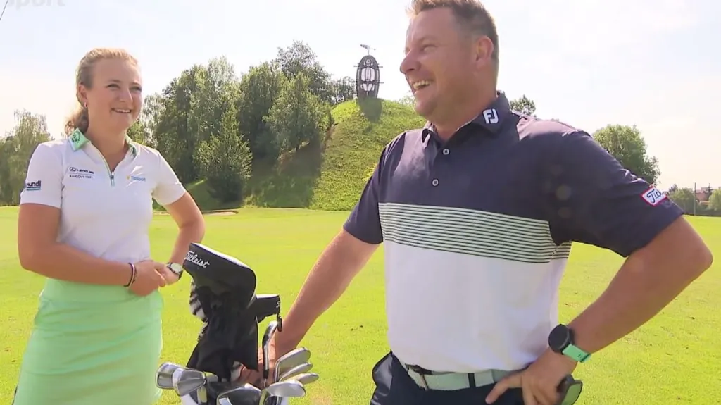 Golfistka Sára Kousková s caddym Jakubem Mejzlíkem