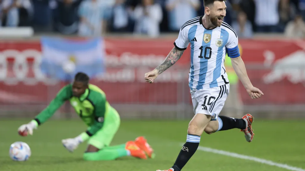 Lionel Messi z Argentiny se raduje z gólu