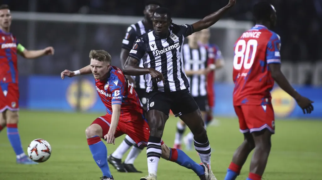 Pavel Šulc a Mady Camara v utkání Plzeň – PAOK