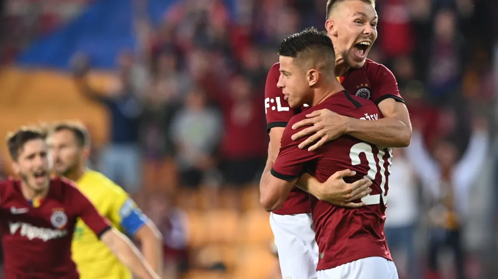 Fotbalisté Sparty slaví gól v utkání se Zlínem