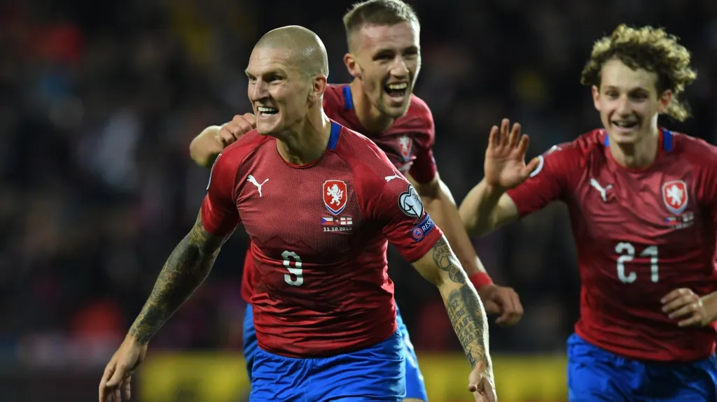 Tomáš Souček slaví se Zdeňkem Ondráškem a Alexem Králem vítězný gól v duelu s Anglií