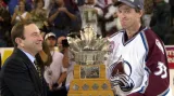 Brankář Patrick Roy s Conn Smythe Trophy pro MVP play-off 2001