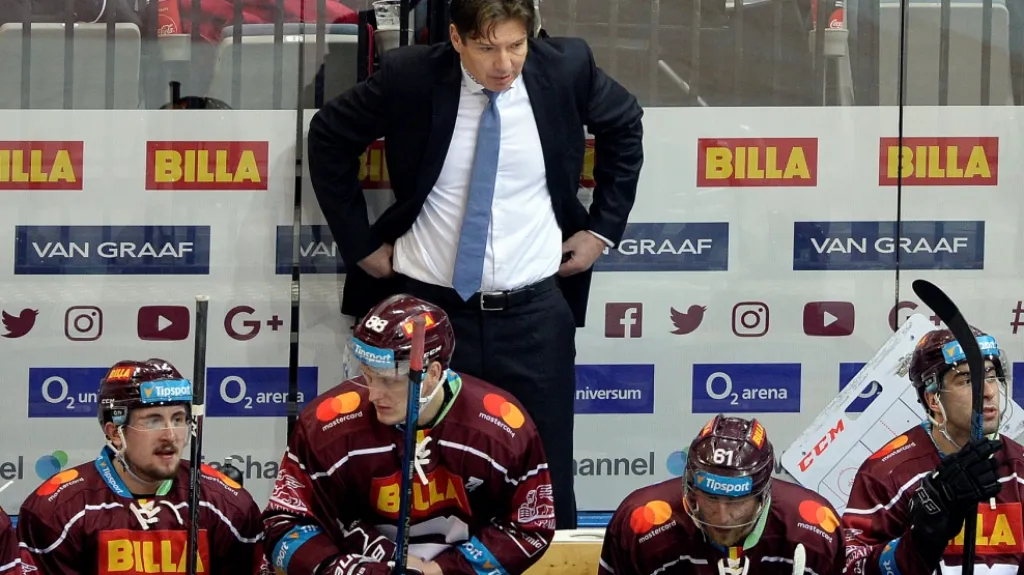 Trenér Sparty Uwe Krupp se svými svěřenci