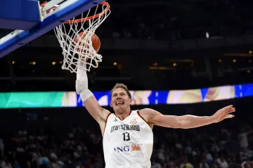 Němec Moritz Wagner smečuje do koše v utkání s Lotyšskem