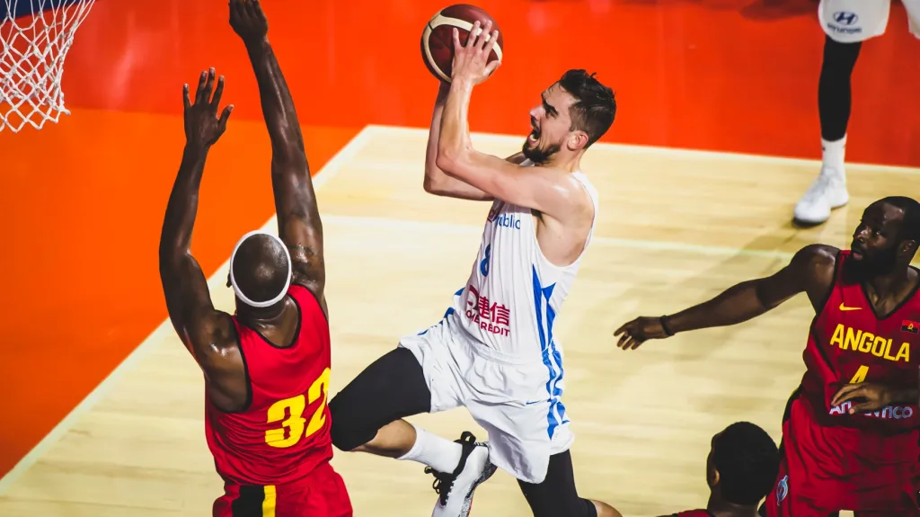 Tomáš Satoranský si jde pro koš v utkání s Angolou