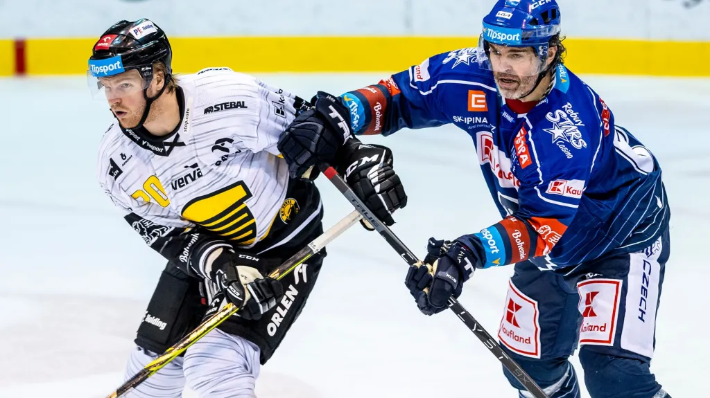 Jaromír Jágr v dresu Kladna (vpravo) v utkání proti Litvínovu