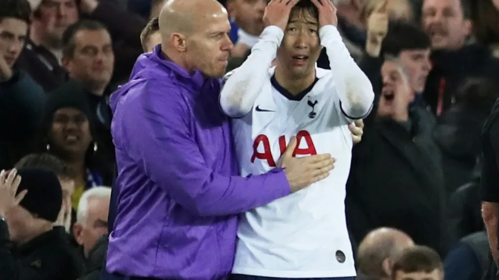 Son Hung-min z Tottenhamu lituje zranění Andrého Gomese