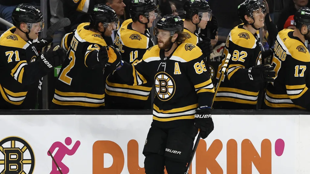 David Pastrňák slaví se spoluhráči z Bostonu