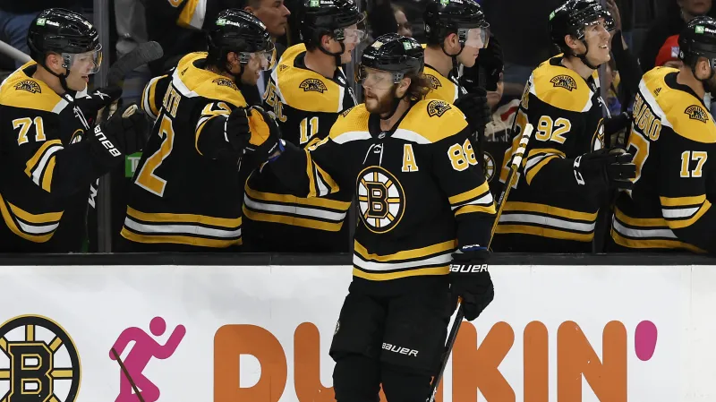 David Pastrňák slaví se spoluhráči z Bostonu