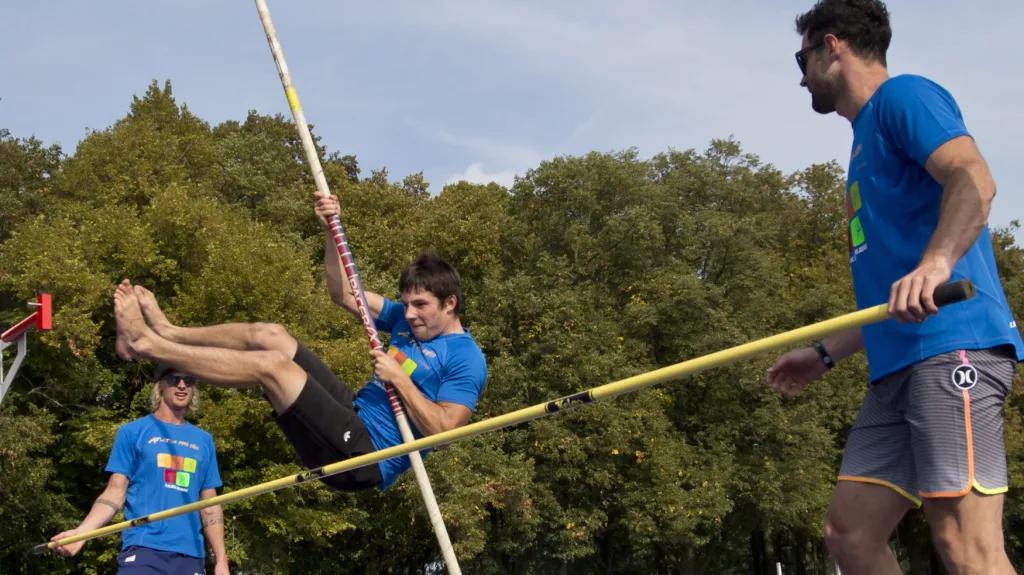 Prskavec vyměnil pádlo za tyč