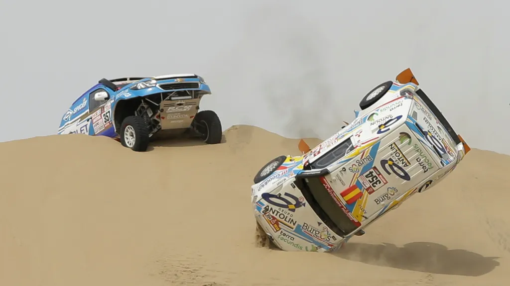 Nehoda v dunách na Rallye Dakar 