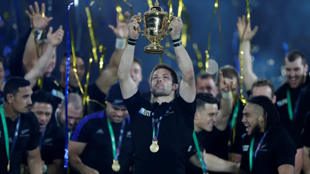 Kapitán ragbistů Nového Zélandu Richie McCaw s pohárem pro mistry světa