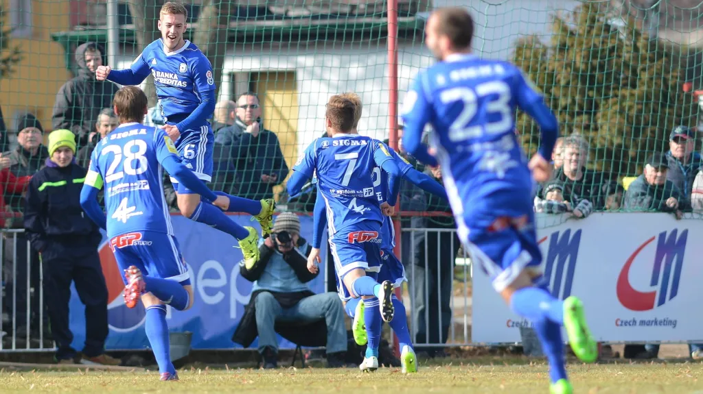 Fotbalisté Sigmy Olomouc se radují z gólu