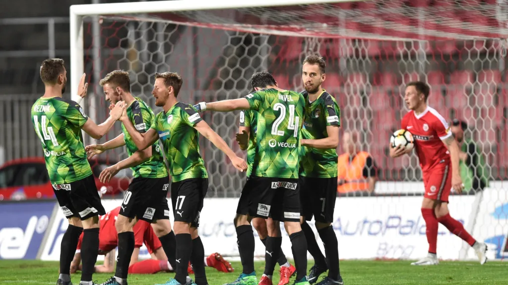 Radost fotbalistů Plzně po gólu v síti Brna