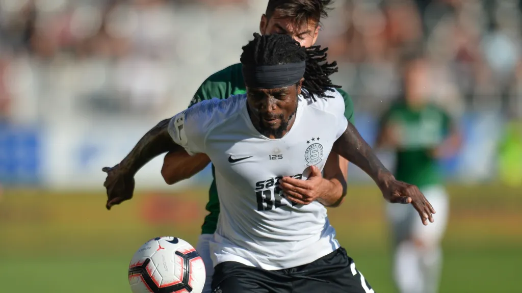 Costu se snaží zastavit Trávník