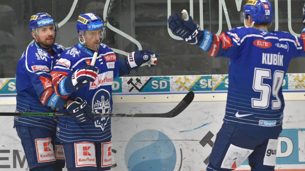 Hokejisté Kladna slaví trefu Tomáše Plekance