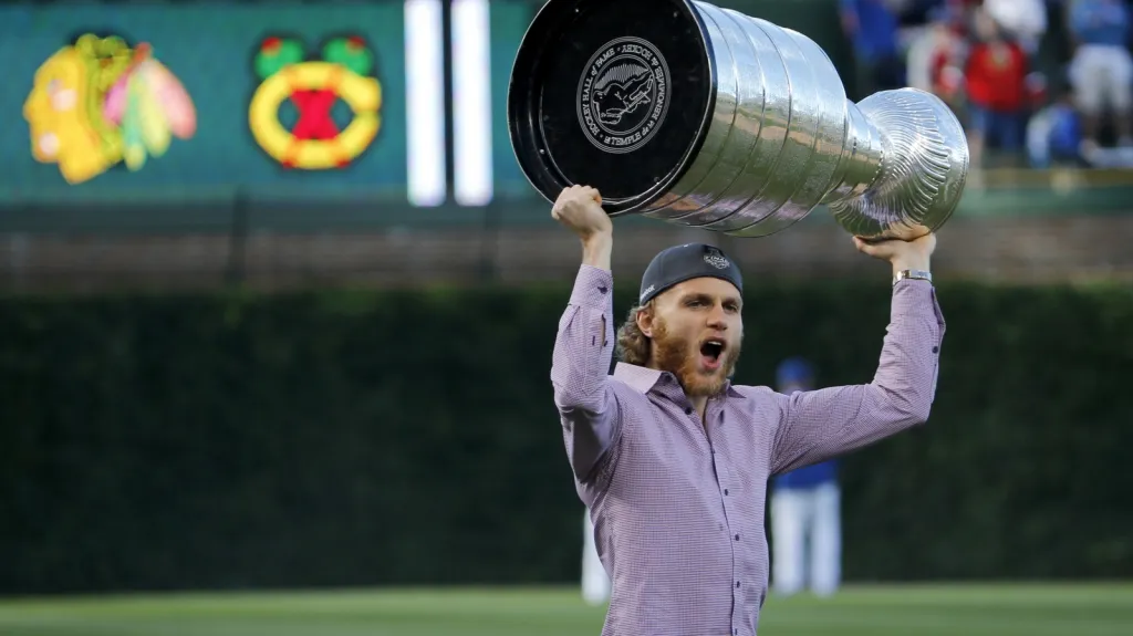 Patrick Kane se Stanley Cupem na Wrigley Field