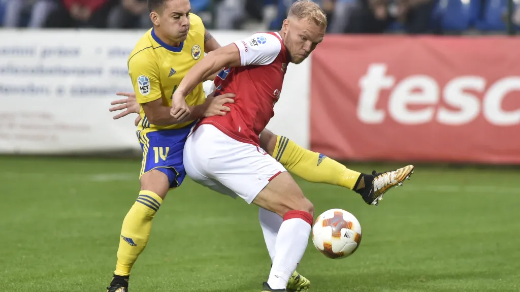 Daniel Holzer v souboji s Mickem van Burenem