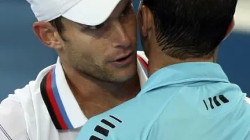 Radek Štěpánek gratuluje Roddickovi k vítězství