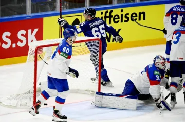 Sakari Manninen z Finska dává vítěznou branku proti Slovensku