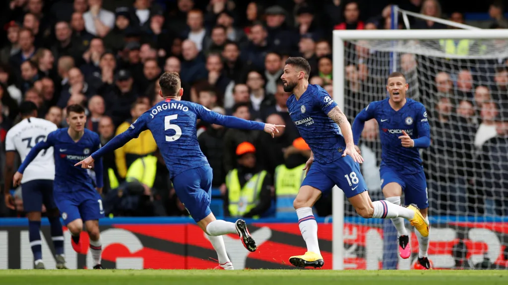 Fotbalisté Chelsea oslavují gól v utkání proti Tottenhamu