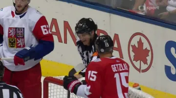 Moment v utkání Kanada - Česko: Neuznaný gól Getzlafa (11. min.)