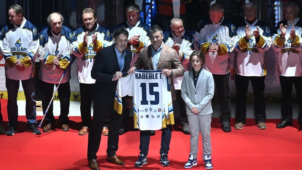 Jaromír Jágr uvádí Tomáše Kaberleho do Síně slávy kladenského hokeje