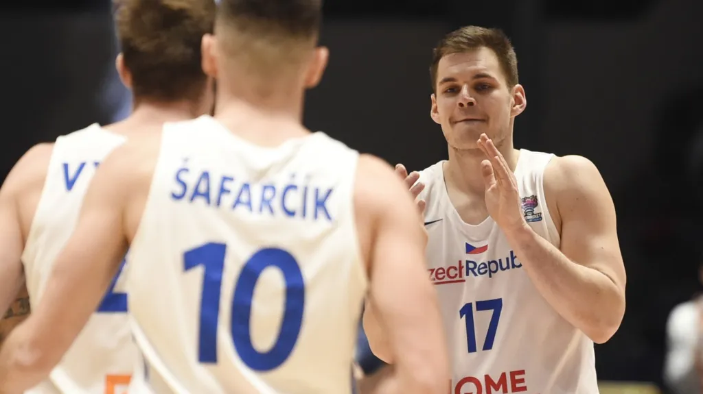 Čeští basketbalisté v čele s Jaromírem Bohačíkem