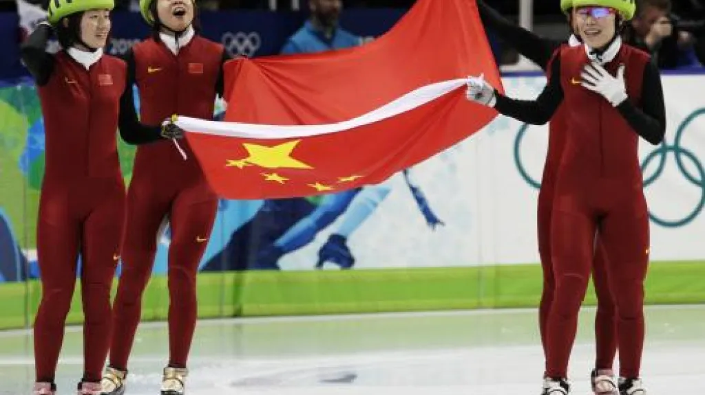 Číňanky se radují ze zlata ve štafetě na krátké dráze