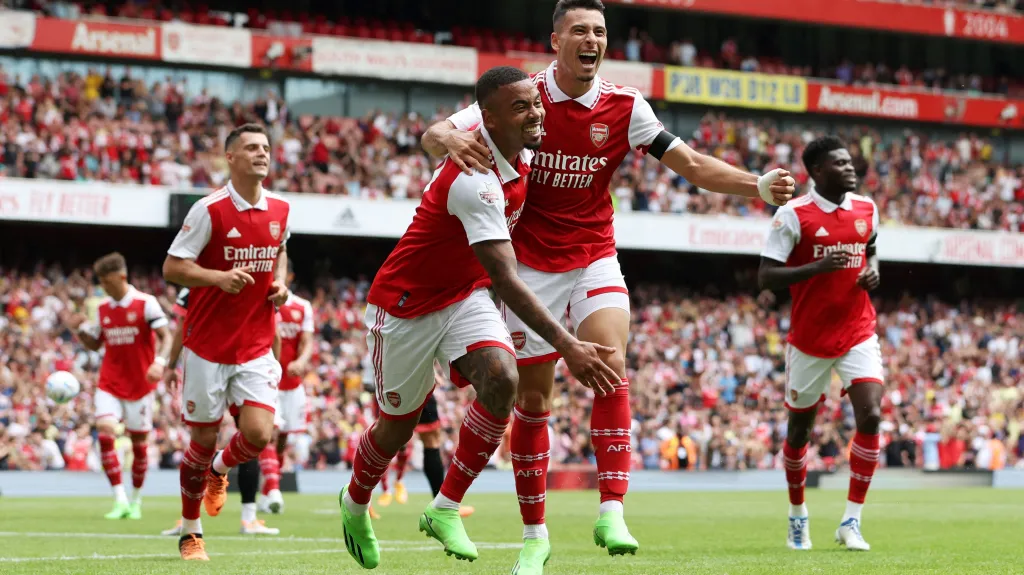 Fotbalisté Arsenalu v čele s Gabrielem Jesusem oslavují gól