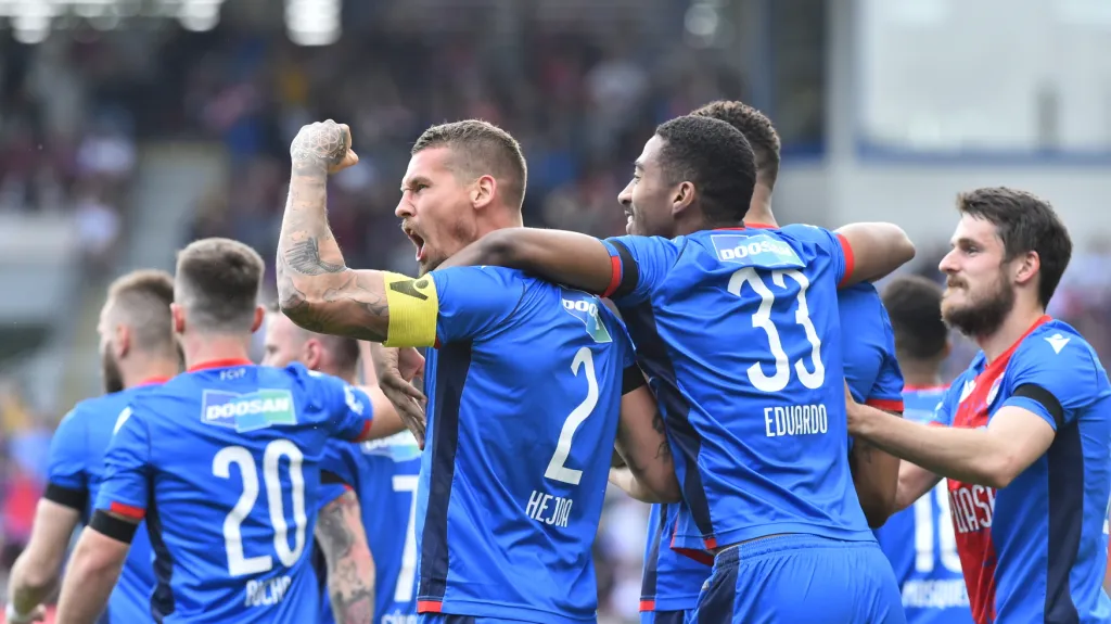 Hráči Plzně se radují po gólu