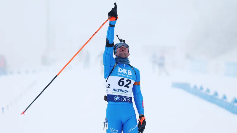 Tommaso Giacomel po vítězství ve sprintu v Oberhofu