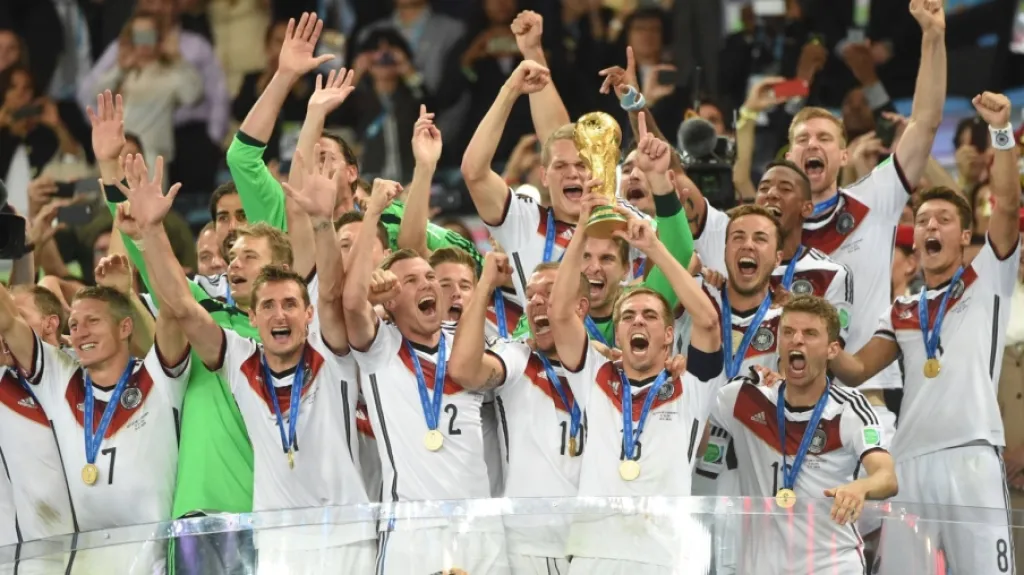 Fotbalisté Německa s trofejí pro mistra světa