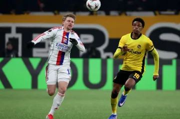 Pavel Šulc z Lyonu (vlevo) v zápase s YB Bern