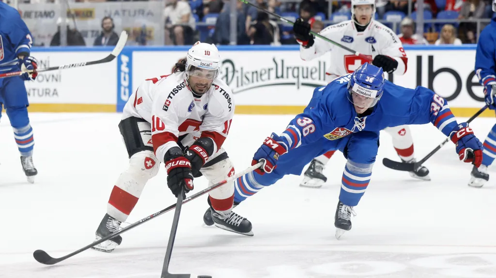 Jakub Krejčík se snaží zastavit Andrese Ambühla ze Švýcarska