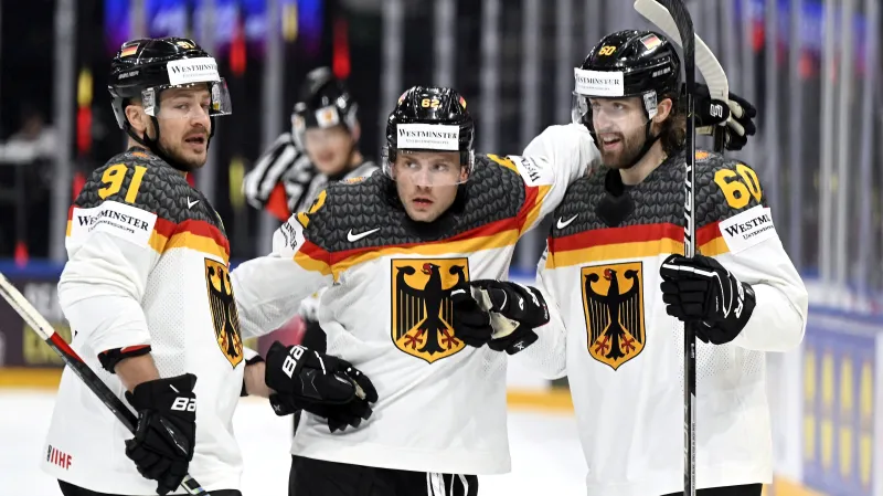 Hokejisté Německa se radují z gólu na mistrovství světa