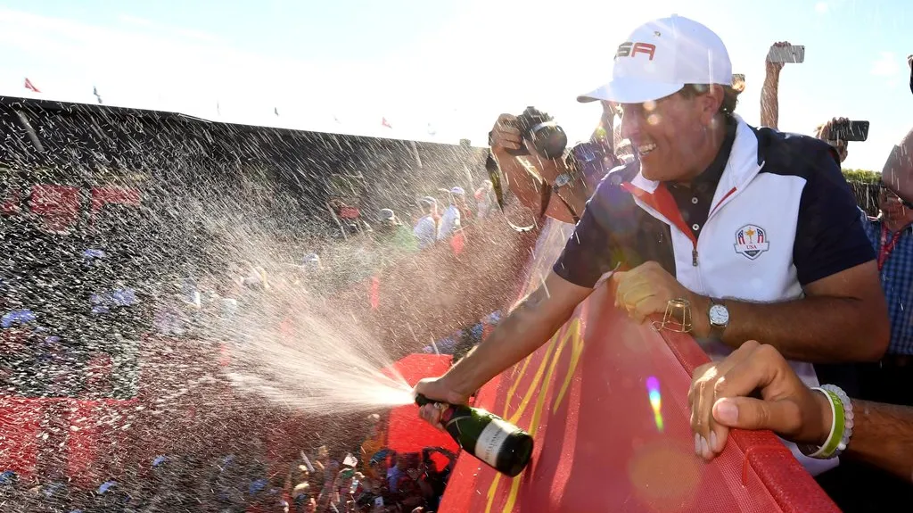 Phil Mickelson slaví s týmem zisk Ryder Cupu