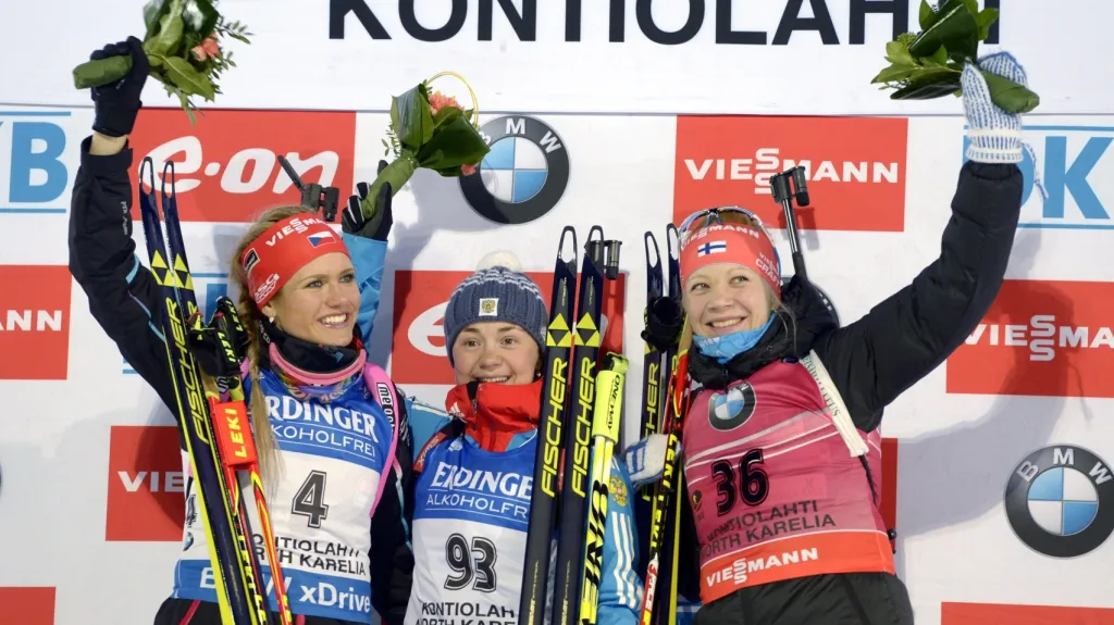 Gabriela Soukalová (vlevo) při květinovém ceremoniálu po vytrvalostním závodě na MS v Kontiolahti