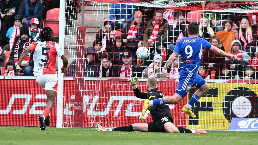 Pavel Zifčák z Olomouce střílí gól v Edenu