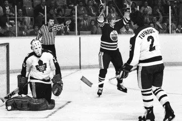 Wayne Gretzky se v dresu Edmontonu Oilers raduje ve svém 19. utkání v NHL proti Torontu 21. listopadu 1979