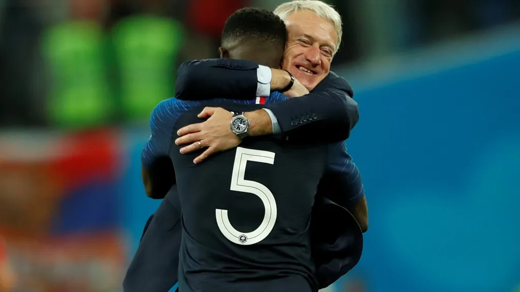 Trenér Francie Didier Deschamps slaví se Samuelem Umtitim