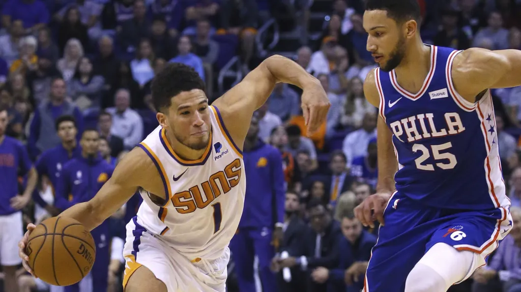 Devin Booker z Phoenixu Suns v utkání proti Philadelphii 76ers